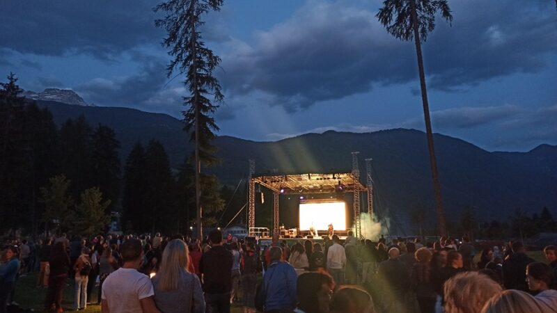 Pinzolo – Più di mille persone in Pineta per l’avvio dell’estate con i Tiromancino