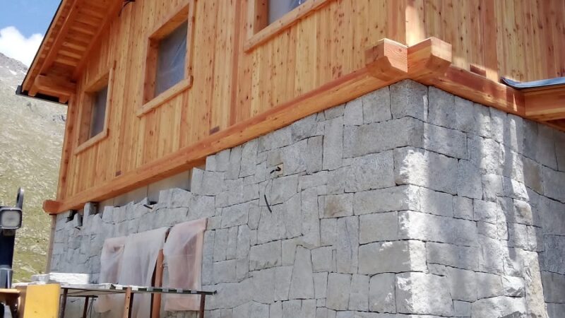 Tanto legno e granito nel nuovo rifugio Cornisello