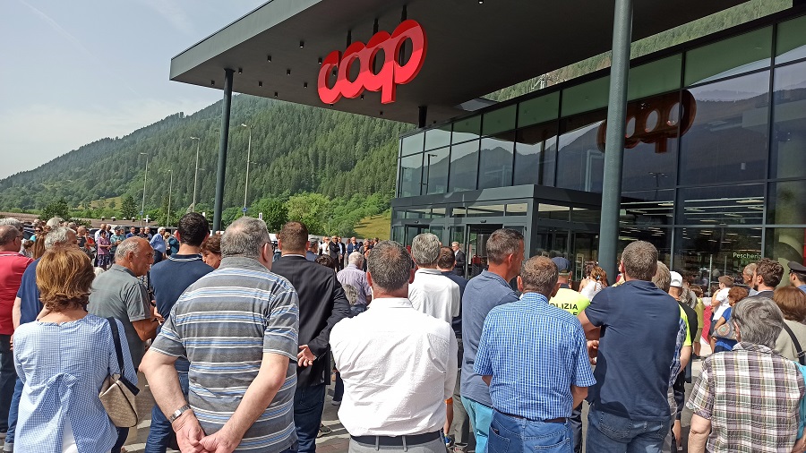 Soci e clienti all'ingresso del supermercato