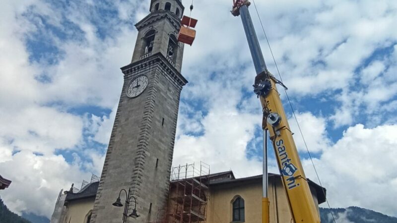 Pinzolo: posa della croce sommitale del campanile di san Lorenzo