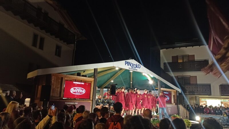 Il popolo granata riscalda la piazza Carera