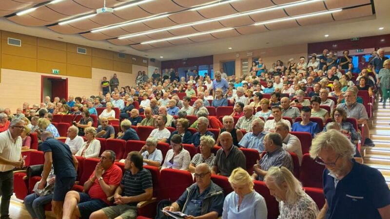 Un auditorium comunale di Carisolo gremito ha accolto ieri sera il Comitato “Insieme per Andrea Papi”