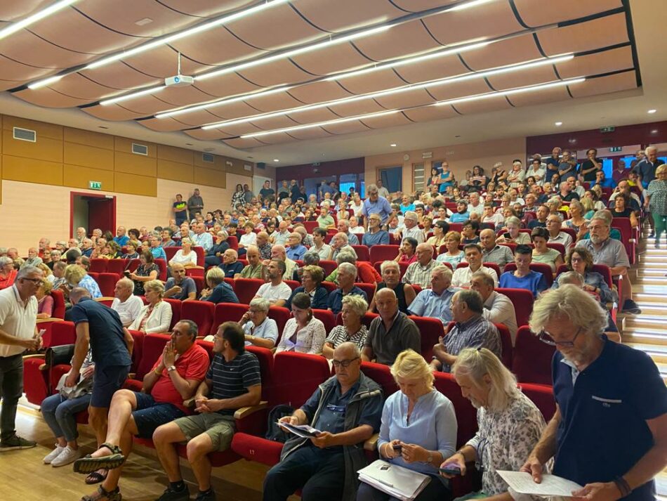 Un auditorium comunale di Carisolo gremito ha accolto ieri sera il Comitato “Insieme per Andrea Papi”