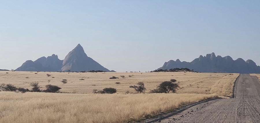Spitzkoppe (left) Pontdoks (right)