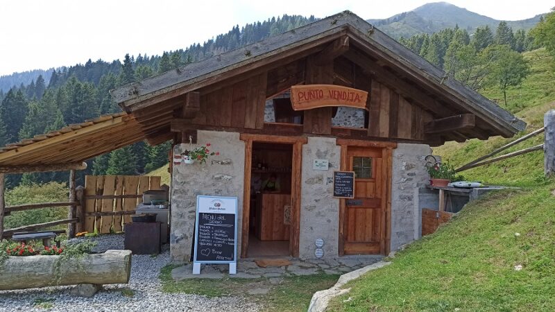 Con la e-bike, da Pinzolo alla scoperta della malga Cengledino