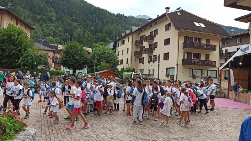 Una carovana di bambini festanti ha animato la piazza Carera e l’alta Rendena
