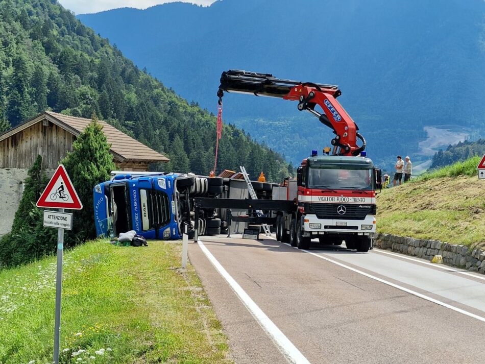 Automezzo blocca la statale della Rendena poco dopo mezzogiorno