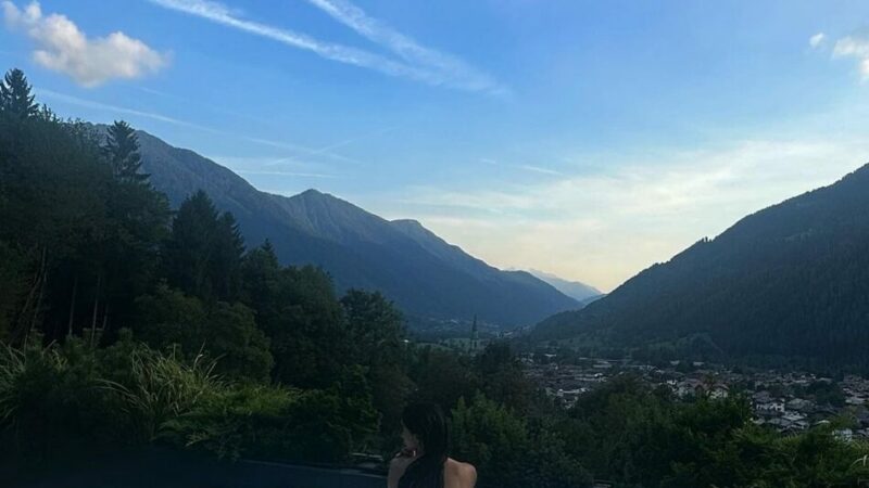 Belen Rodriguez in topless si gode la vista di Pinzolo sulla sua suite royal