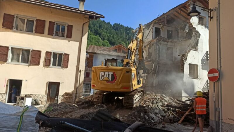 Pinzolo: sono iniziati ieri i lavori di demolizione e ricostruzione della palazzina tra via Collini e via 27 giugno a Ruina