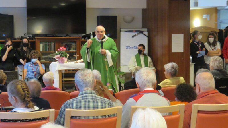 Monsignor Lauro Tisi visita la RSA “A. Collini” di Pinzolo