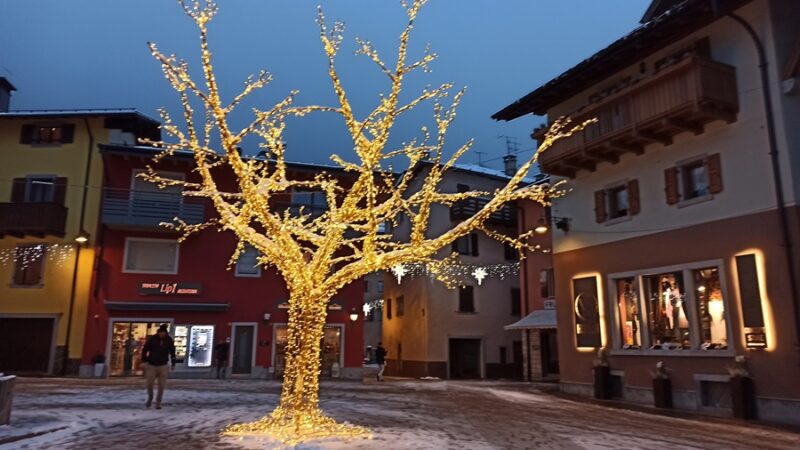 Ecco le luminarie natalizie che decorano il centro di Pinzolo