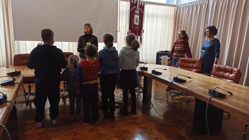 I bambini della Rendena consegnano i bulbi di tulipano giallo per la Giornata dei diritti dell’infanzia