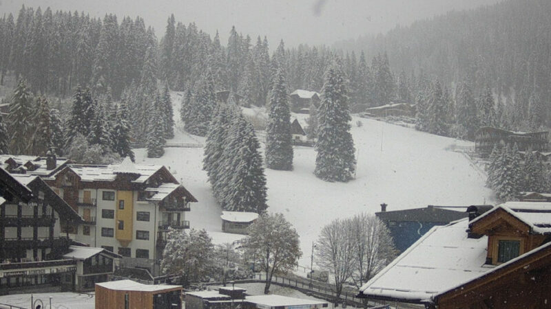 L’inverno è arrivato in anticipo: un metro di neve al Presena, mezzo metro al Grostè