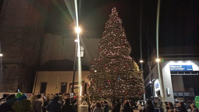 Tanta gente a Pinzolo per l’accensione dell’albero di Natale