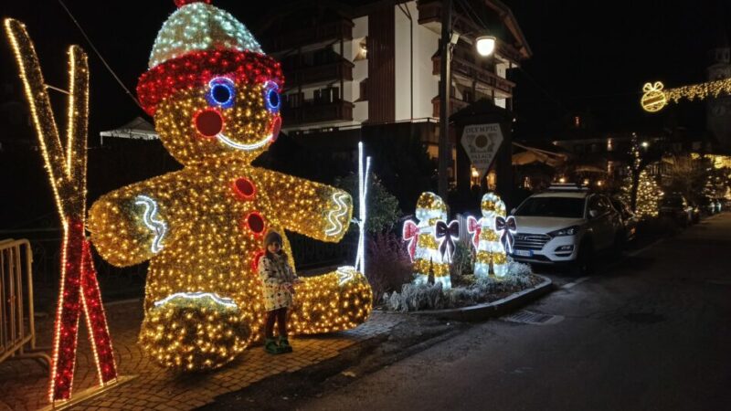 Quasi ultimate le decorazioni natalizie a Pinzolo. E i turisti sembrano apprezzare…