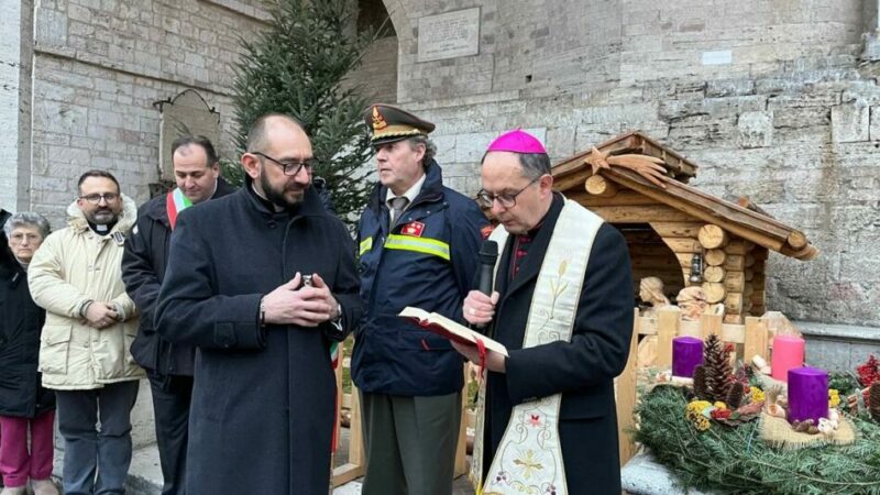Il presepe donato all’arcivescovo di Perugia Maffeis