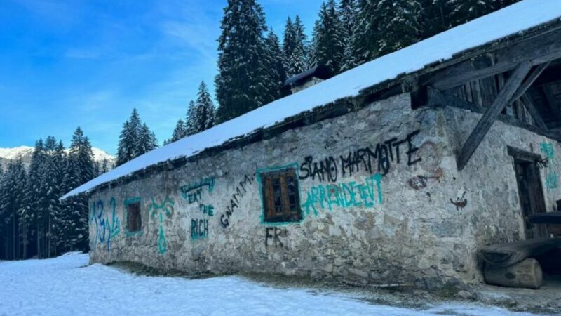 Vandali deturpano malga Brenta Bassa nel cuore del Parco Naturale Adamello-Brenta