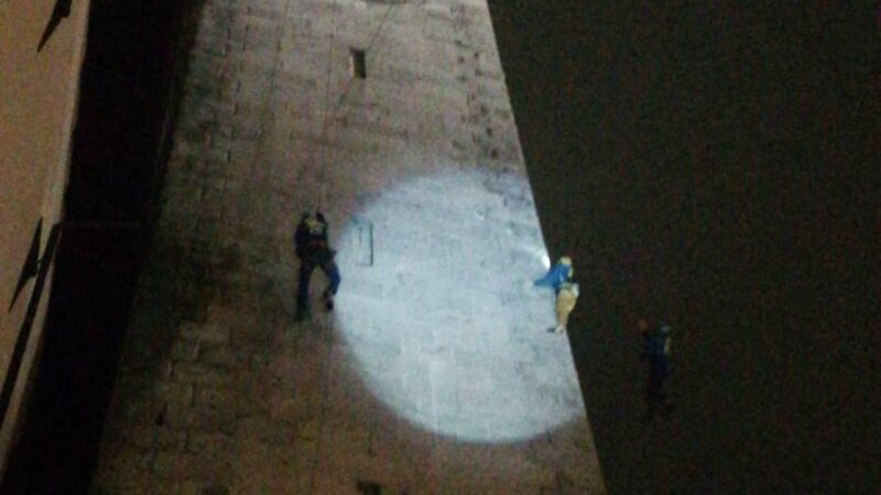 Pinzolo: centinaia di persone con il naso all’insù per vedere la befana che scende dal campanile