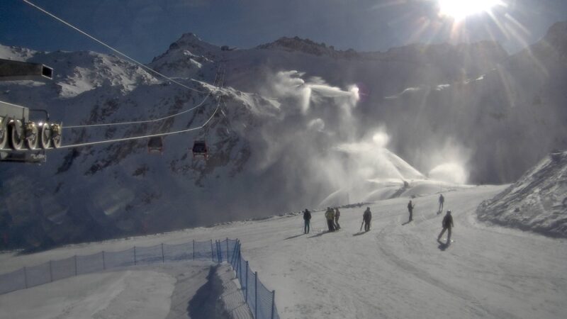 Lo spettacolo dei cannoni sparaneve sul ghiacciaio Presena