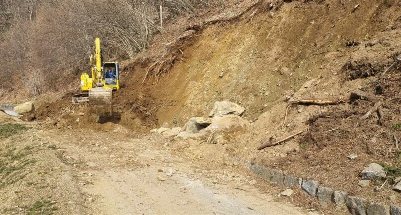 Tre piazzole di interscambio su via Piana, in Val San Valentino