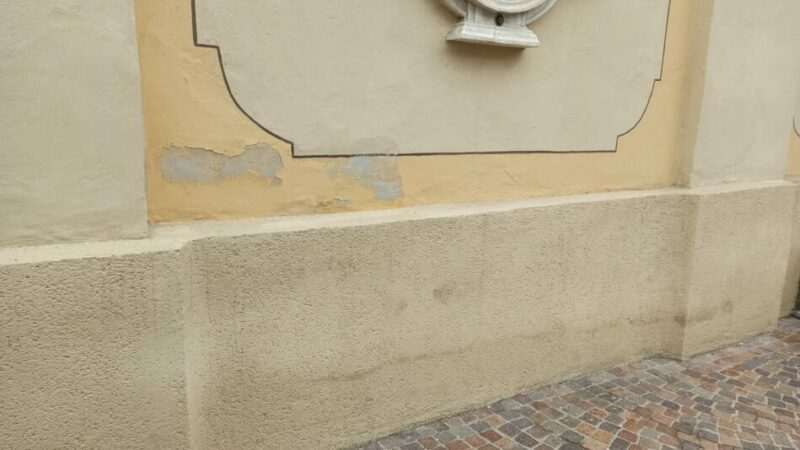 Chiesa di San Lorenzo di Pinzolo: dopo pochi mesi dal termine dei lavori si vedono già le prime scrostature…