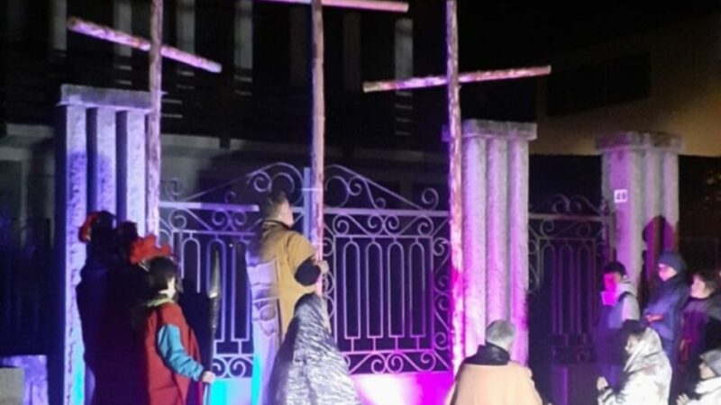 Un momento di riflessione e preghiera per le vie di Pinzolo