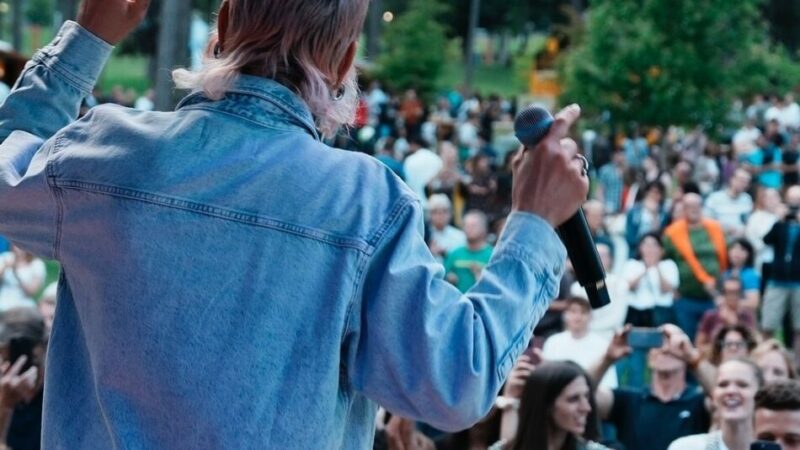 I “Coma Cose” affascinano il pubblico del parco Pineta di Pinzolo