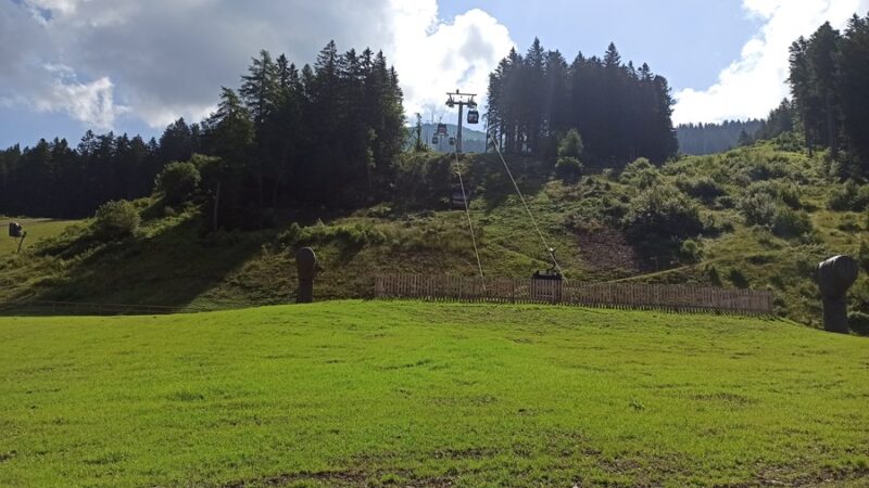 Pinzolo – Proseguono i lavori di rifinitura della nuovissima telecabina Doss