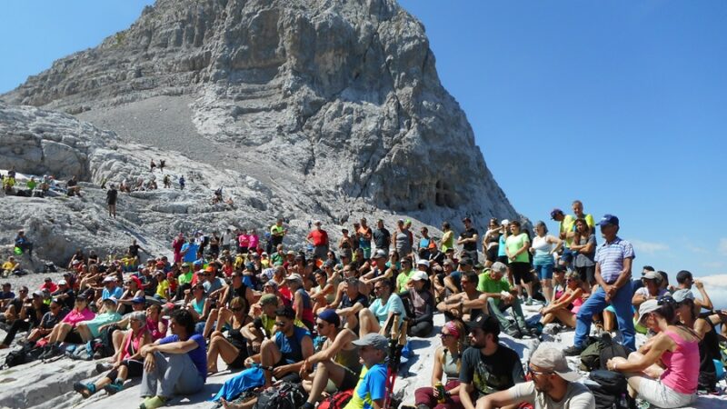 Tantissimi alpinisti al XII Apostoli per commemorare i Caduti della montagna