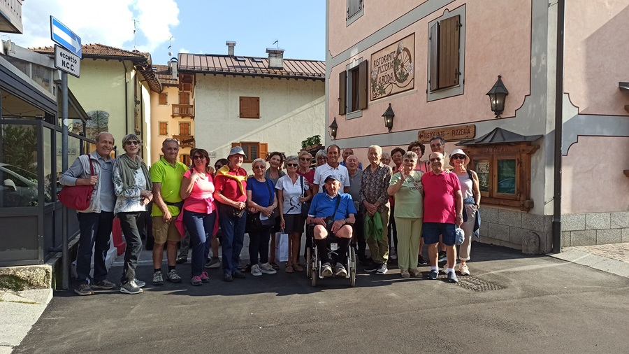 Foto di gruppo al termine della passeggiata