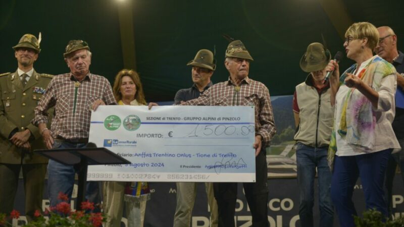 GLI ALPINI DI PINZOLO DONANO 1.500 EURO PER IL CENTRO ANFAS DI TIONE NELLA 