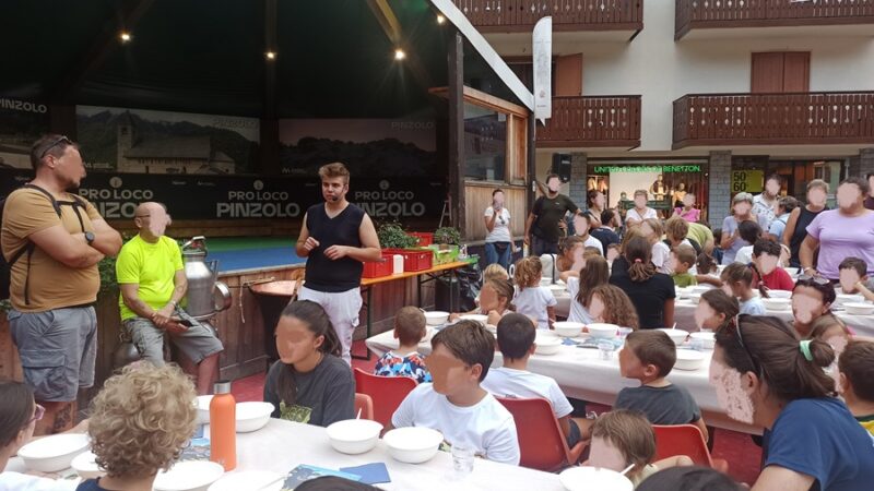 Thomas del Maso Pan insegna ai bambini a fare il formaggio