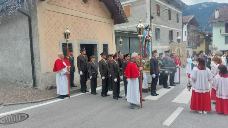 Pinzolo: Madonna del Rosario in processione lungo le vie del paese