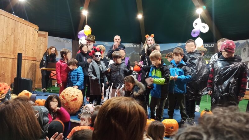 Pinzolo – Tanti bambini in piazza Carera per la Festa dal Chiciöl