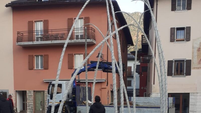 Pinzolo – E’ iniziato l’allestimento in vista delle festività natalizie