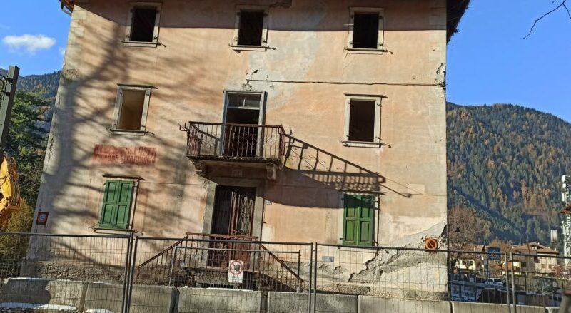 E’ iniziata la demolizione dell’edificio storico di fronte al bar Genzianella