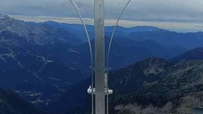 Altra croce sulla cima del Giner nel parco Adamello Brenta
