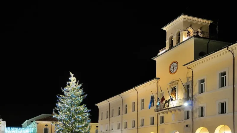 Cervia – Anche quest’anno il Comune di Pinzolo ha donato l’albero di Natale posto in piazza Garibaldi