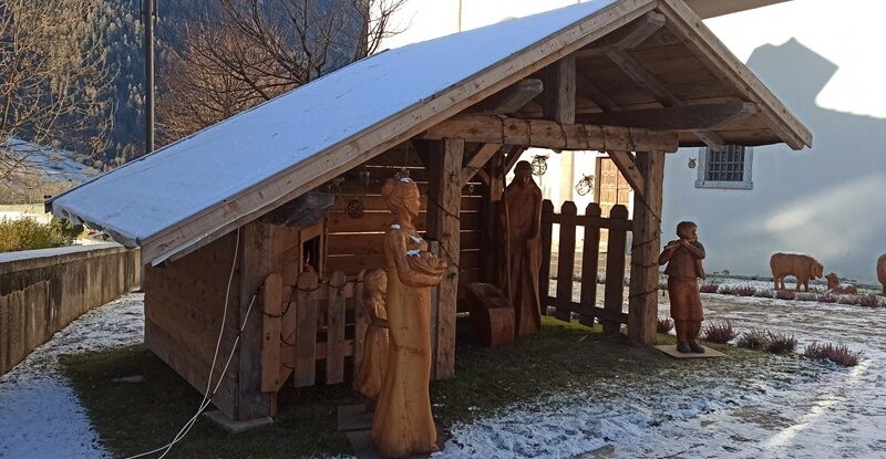 “Abbracci di luce” – Tanti presepi decorano il centro storico di Giustino