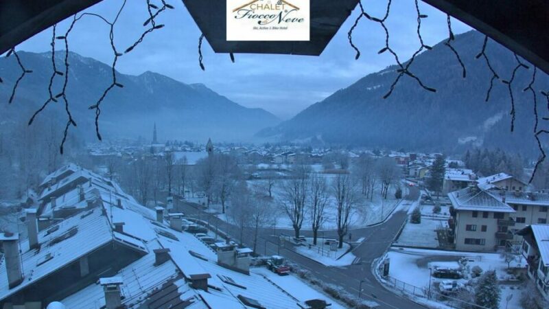 Pinzolo: una leggera nevicata ha imbiancato nella notte scorsa anche il paese
