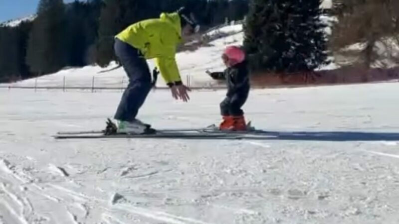 Madonna di Campiglio: Valentino Rossi maestro di sci con la piccola Giulietta