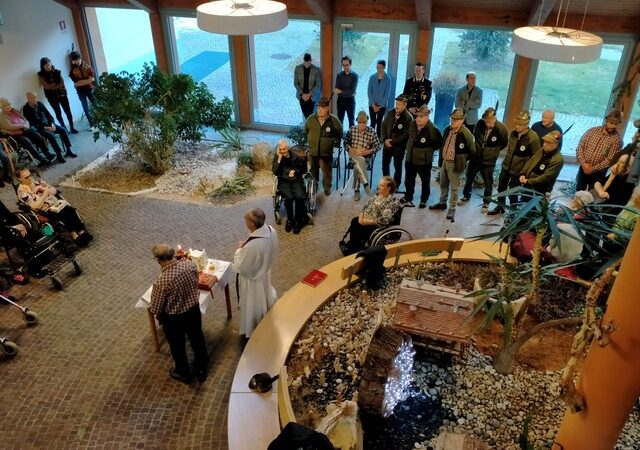 Pinzolo: gli Alpini festeggiano Santa Lucia con gli anziani