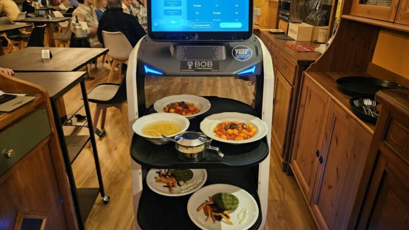 E’ arrivato a Pinzolo Bob, il robot-cameriere