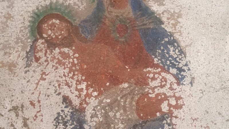 Affreschi in paese: MADONNA ADDOLORATA in una nicchia sul muro di Casa Decimo Maturin (Decimi) in Vicolo S. Lorenzo