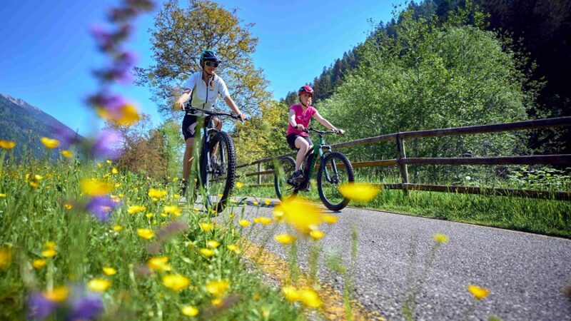 A maggio, in Val Rendena e Valle del Chiese, fiorisce la “Ciclovia dei fiori”