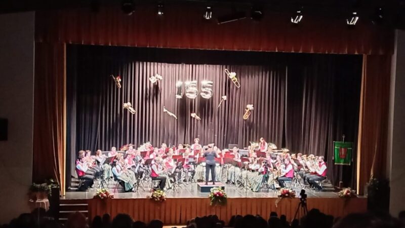 155 anni di musica e passione: la Banda Comunale di Pinzolo incanta al PalaDolomiti
