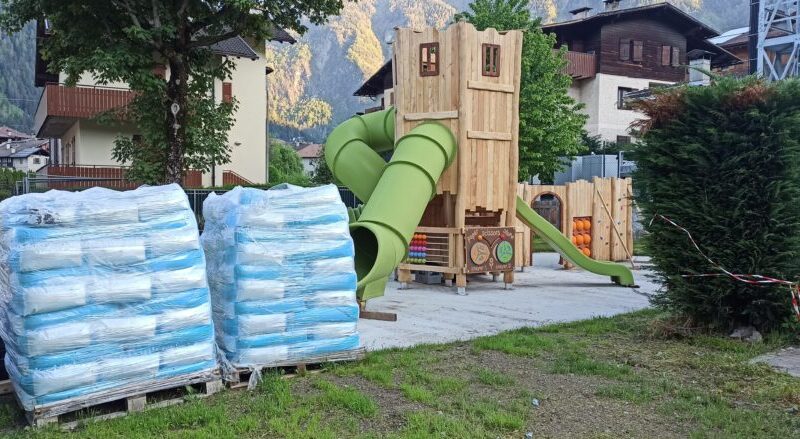 Nuovo gioco per bambini nel parco giochi vicino alla Casa della Cultura