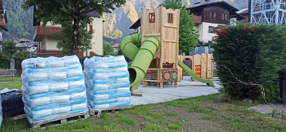 Nuovo gioco per bambini nel parco giochi vicino alla Casa della Cultura