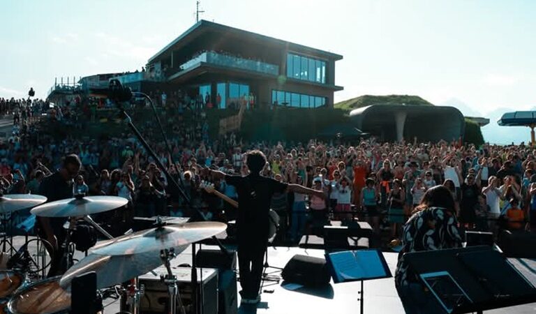 Max Gazzè incanta il folto pubblico, complice una bellissima serata di sole