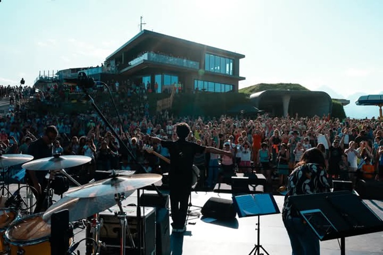 Max Gazzè incanta il folto pubblico, complice una bellissima serata di sole